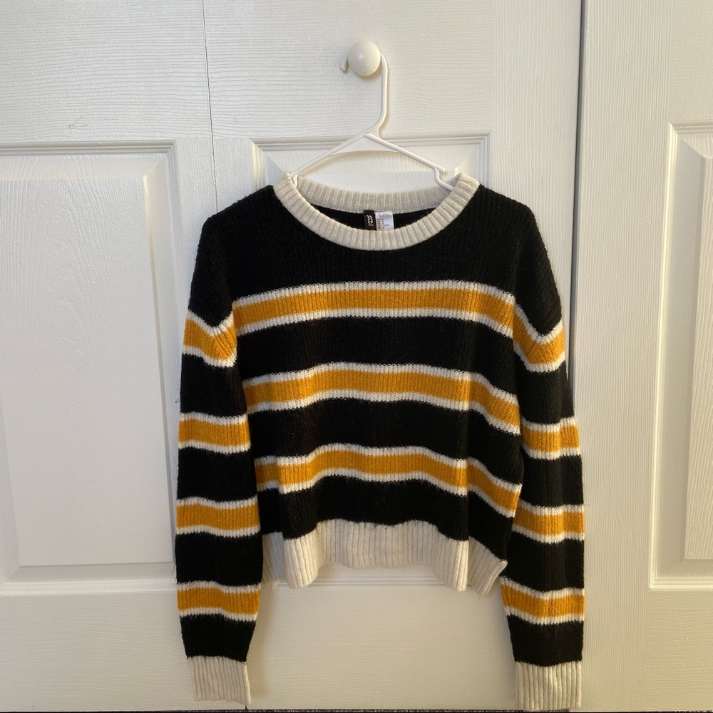 H&M • Cropped Crewneck Sweater